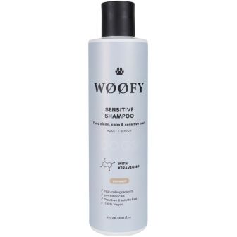 Woofy Sensitive Shampoo pakshot van lichtgrijze fles met zwarte dop