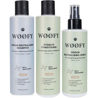 Woofy shampoo, conditioner en spray met pomp naast elkaar op een rij