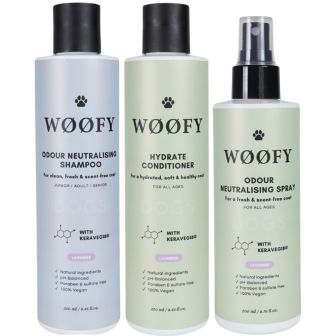 Woofy shampoo, conditioner en spray naast elkaar in pastelkleurige flessen