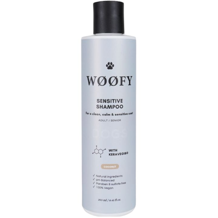 Woofy Sensitive Shampoo pakshot van lichtgrijze fles met zwarte dop