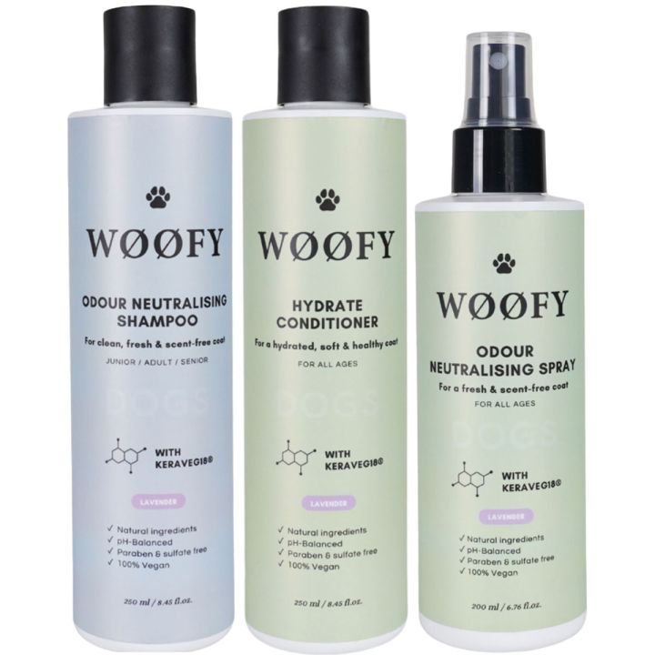 Woofy shampoo, conditioner en spray naast elkaar in pastelkleurige flessen