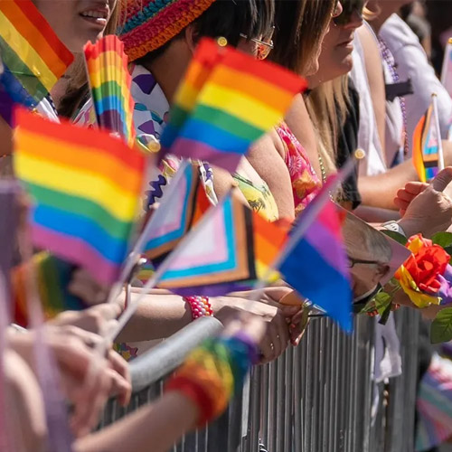 Stralend de straat op: deze Pride Month musthaves geven jou de wow-factor!