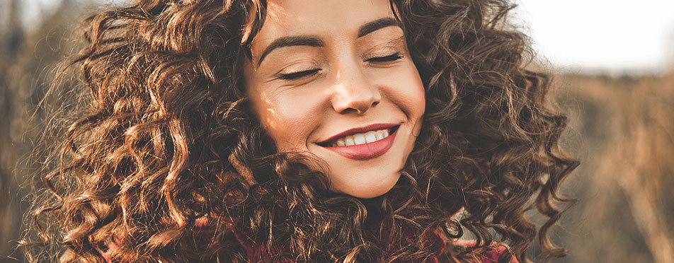 Hoe maak je krullen in je haar? Hier heb je 5 tips!