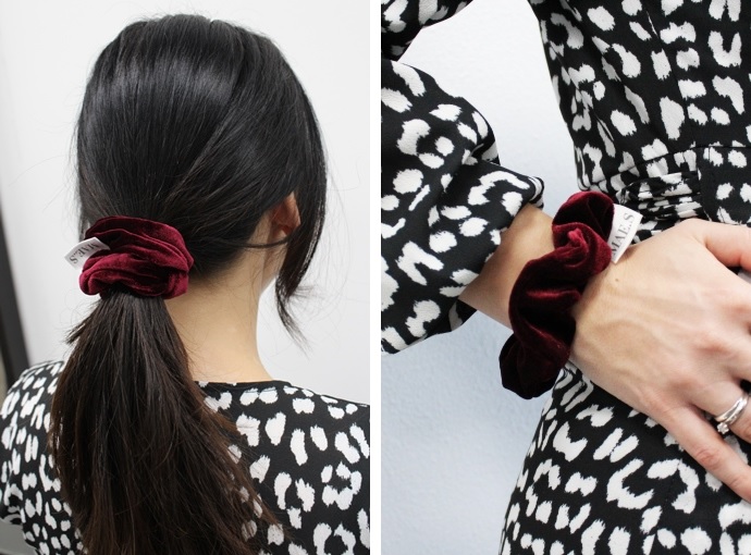 Scrunchie bij paardenstaart en om pols.
