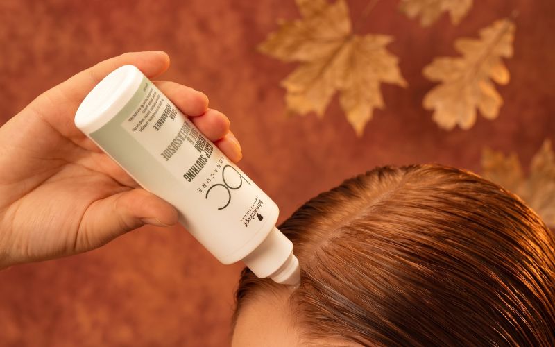 Vrouw met gezond haar tijdens de herfst haarverzorging